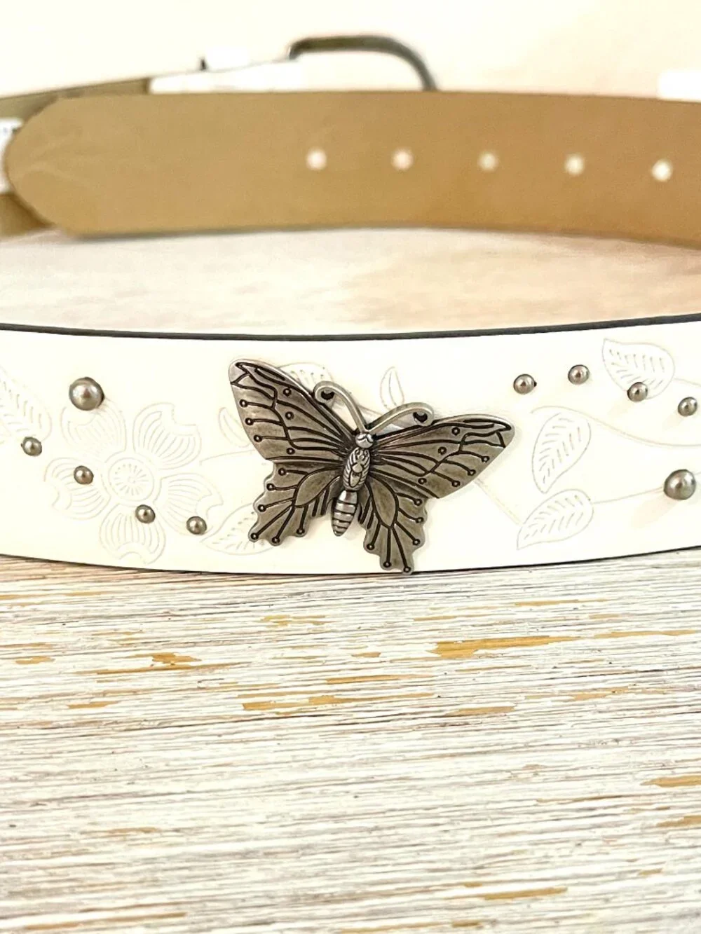 New Relic Butterfly Belt White Silver Stud Embossed Flowers Small